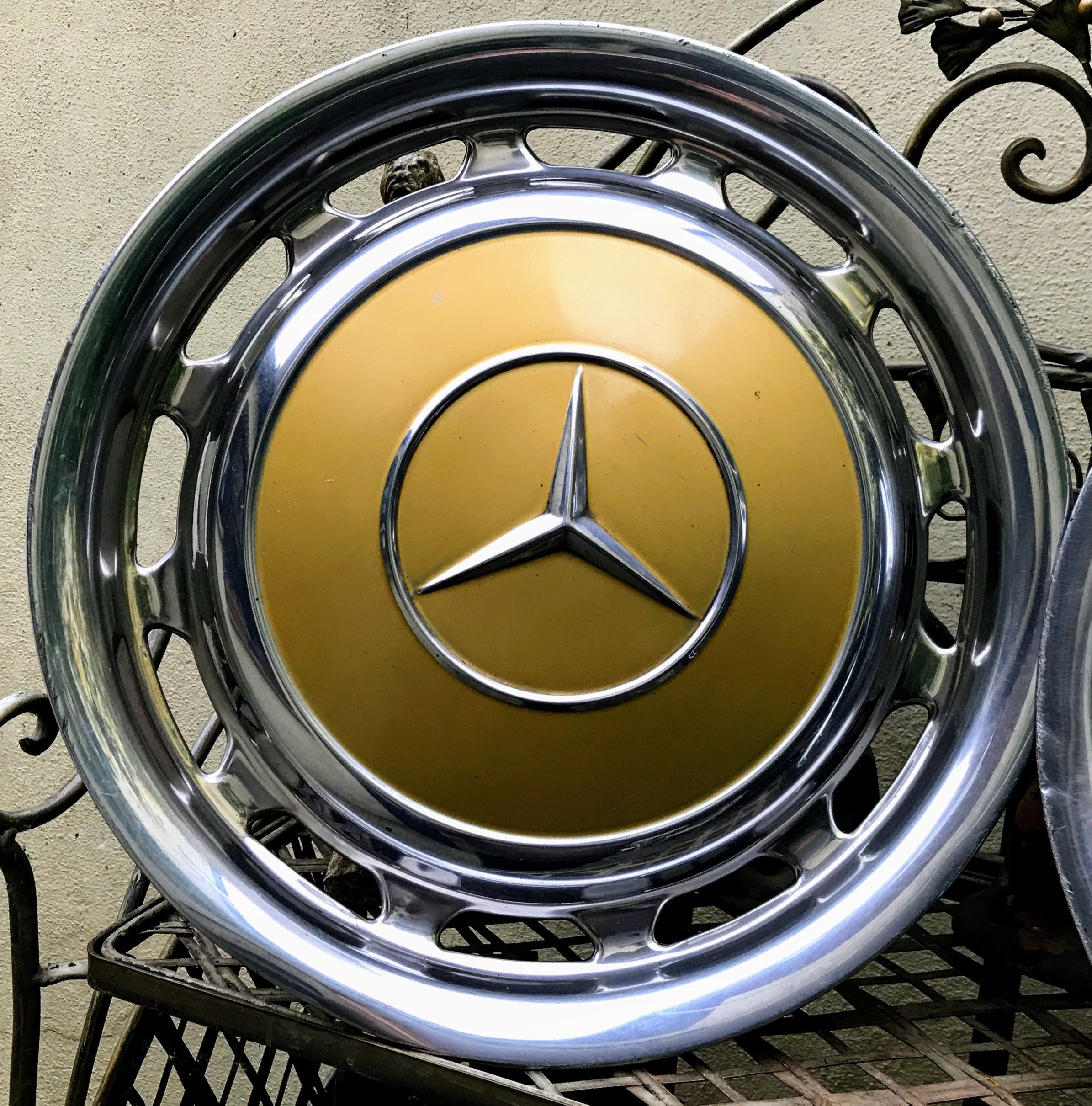Vintage metalen wieldop Mercedes okergeel- jaren 60/70