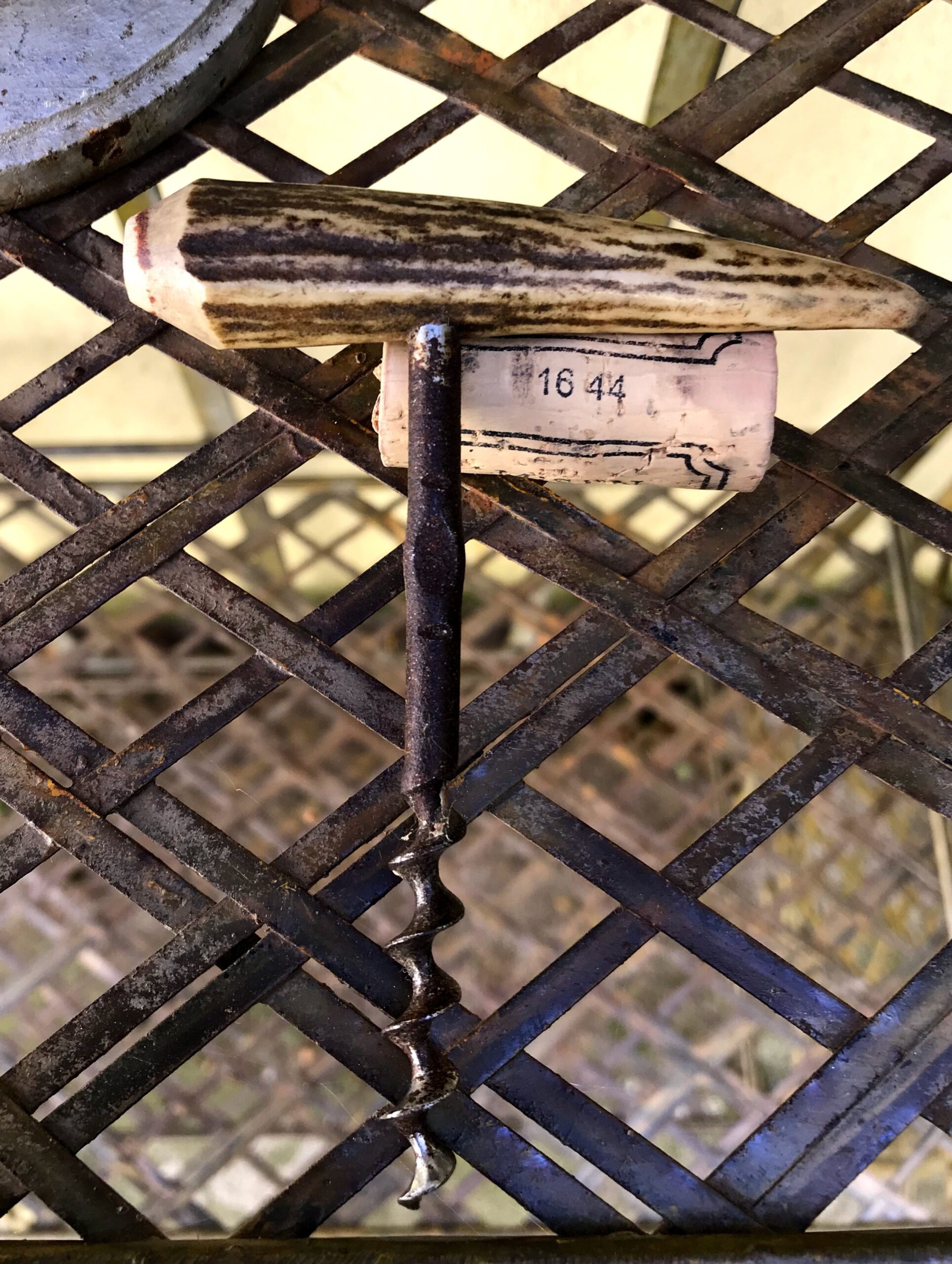 5393148109.jpg Oude prachtige kurkentrekker met handvat dierengewei