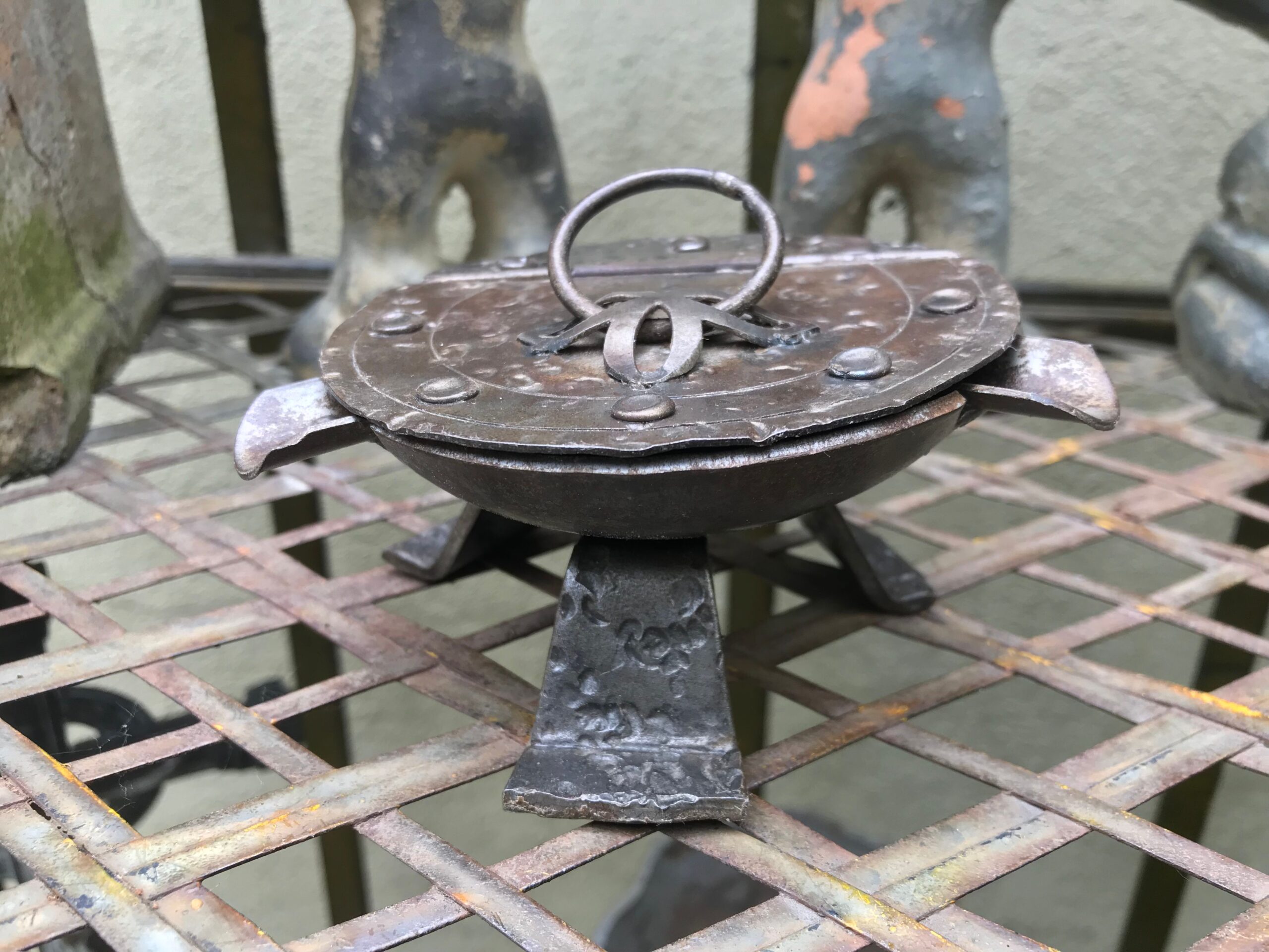 5393148392.jpg Prachtige zelfgemaakte decoratieve ijzeren asbak op pootjes