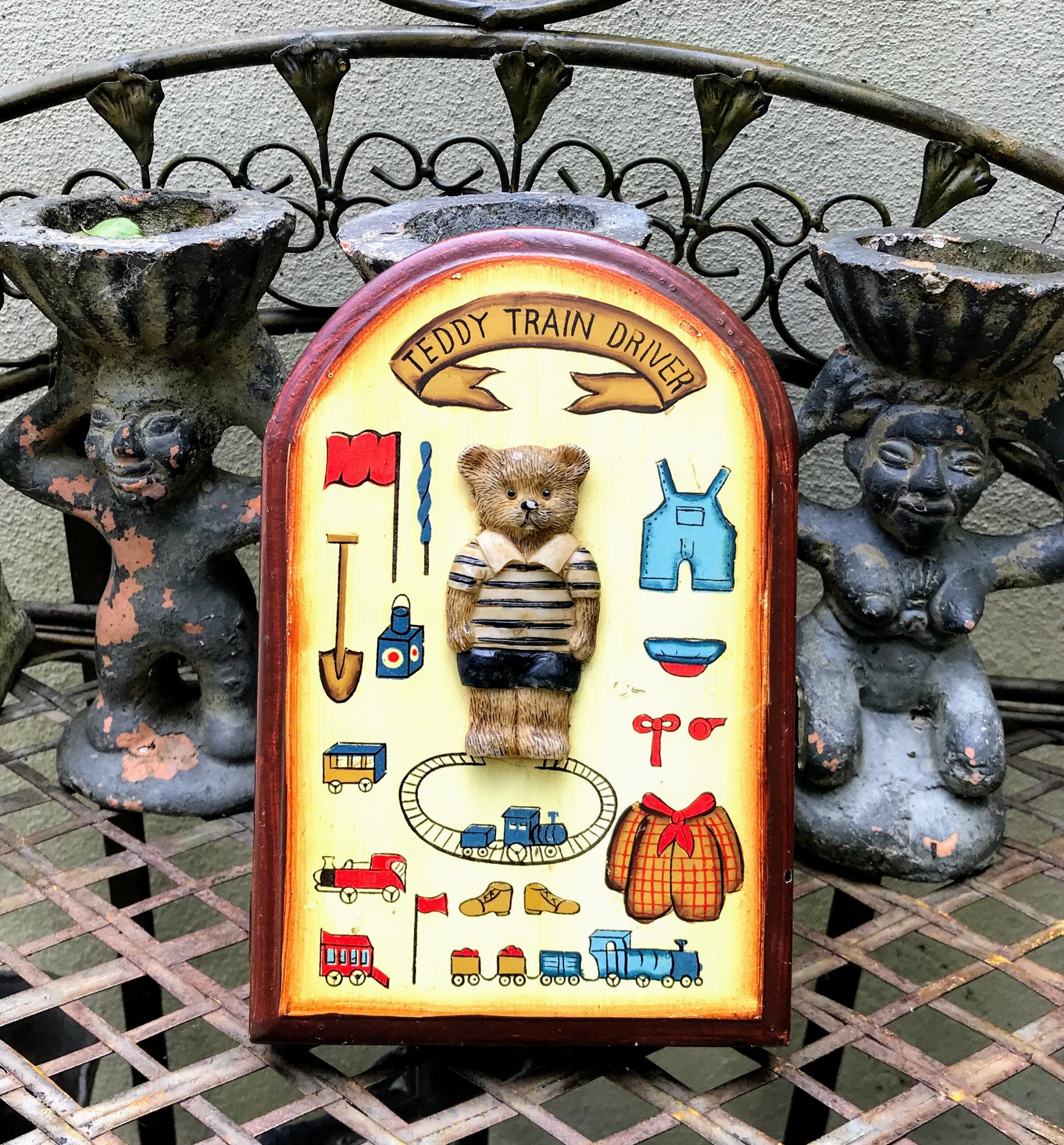 5393149313.jpg Zeldzaam Vintage "Teddy Train Driver" sleutelkastje