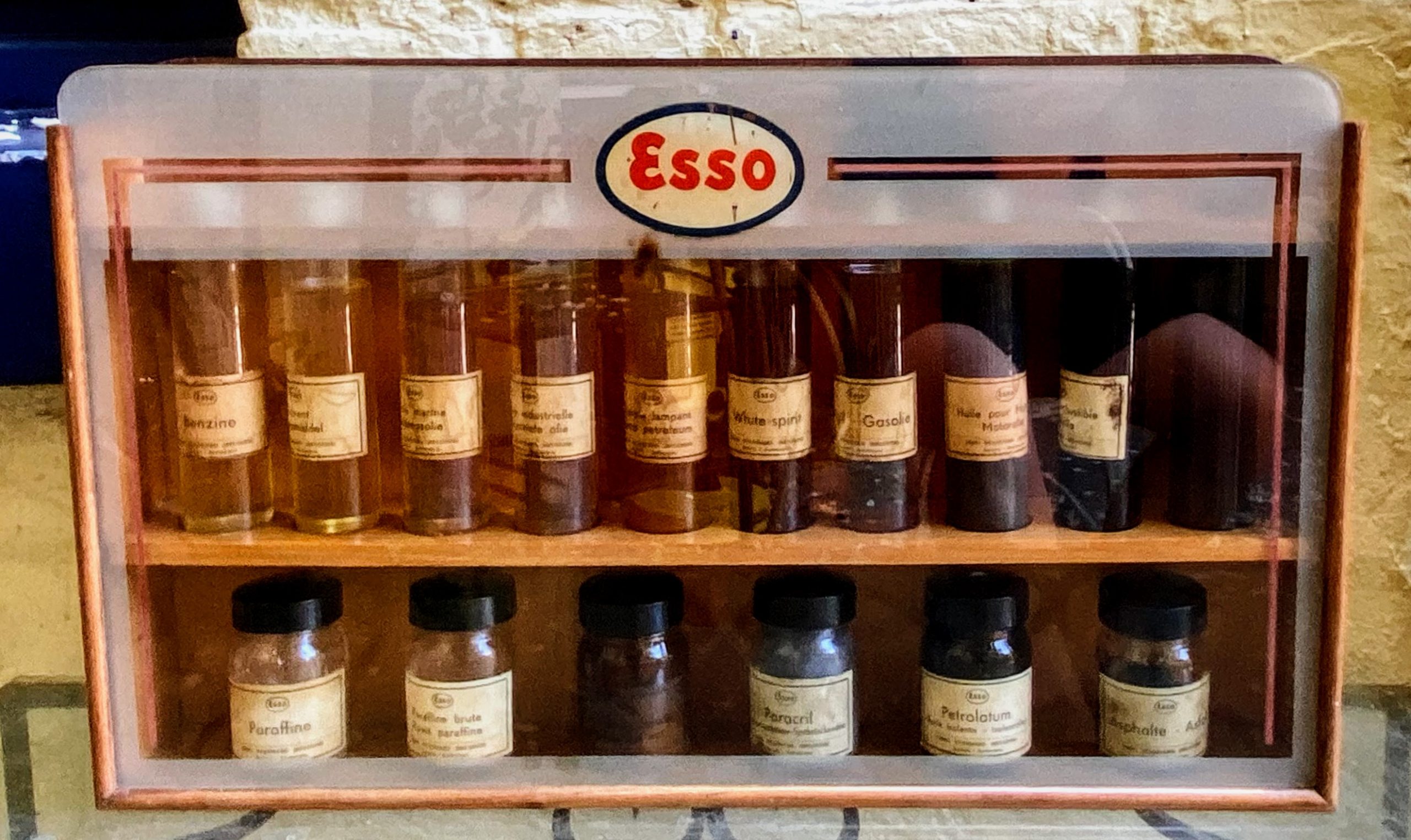 5393149447.jpg Esso Petroleum Producten - in schitterende Display