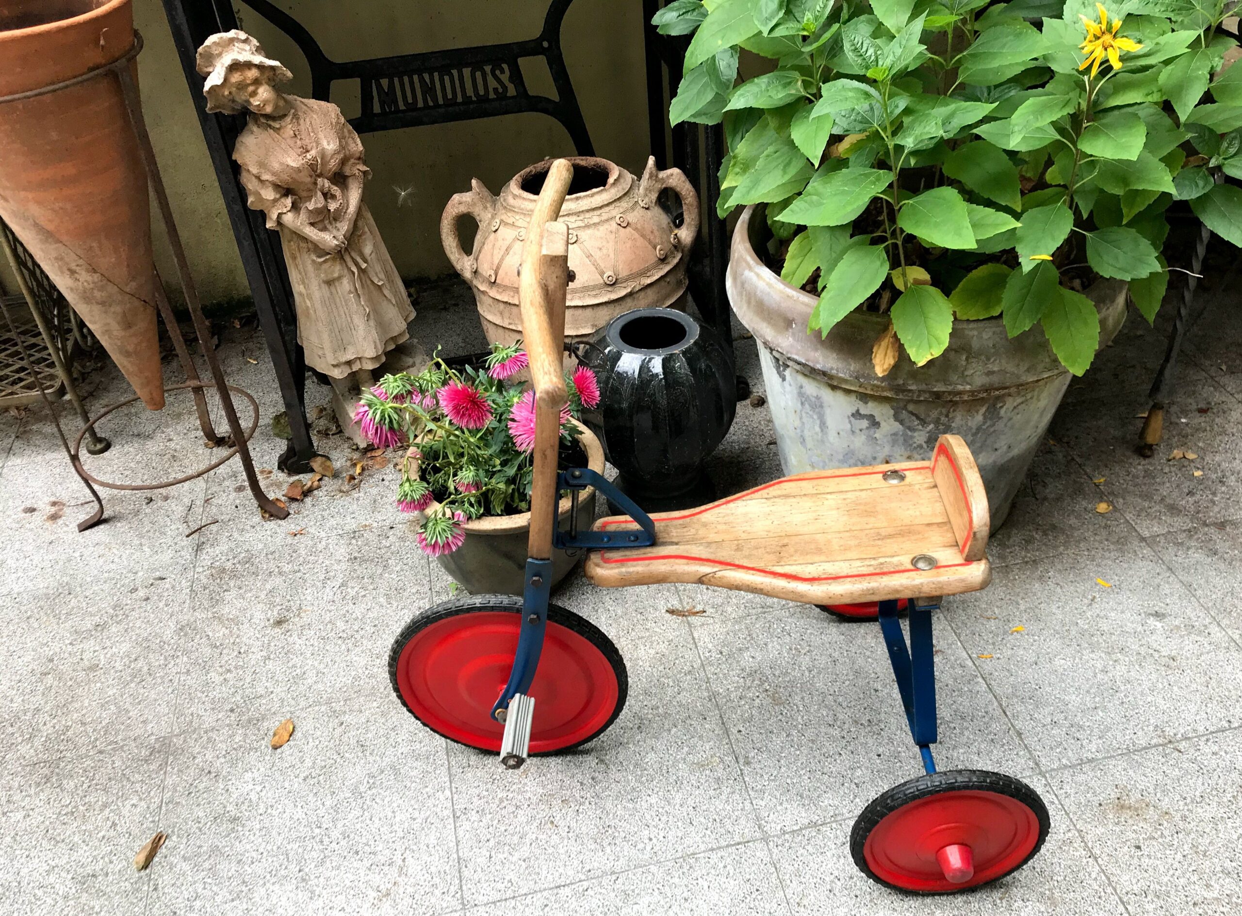 5393150410.jpg Superstoere vintage houten driewieler met artistiek dasje
