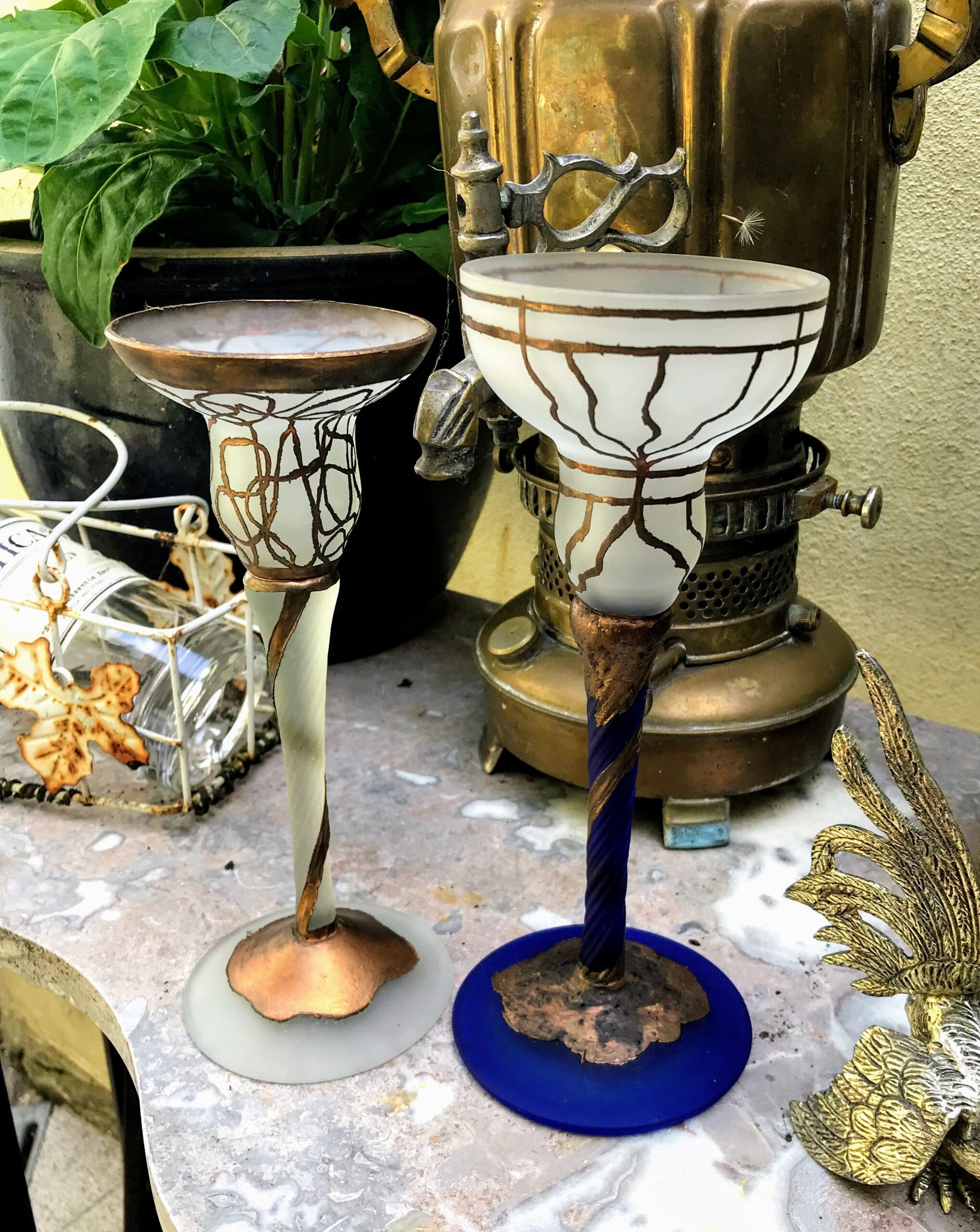 Zeldzame set van siervazen of goblets in kelkvorm met koperen versieringen