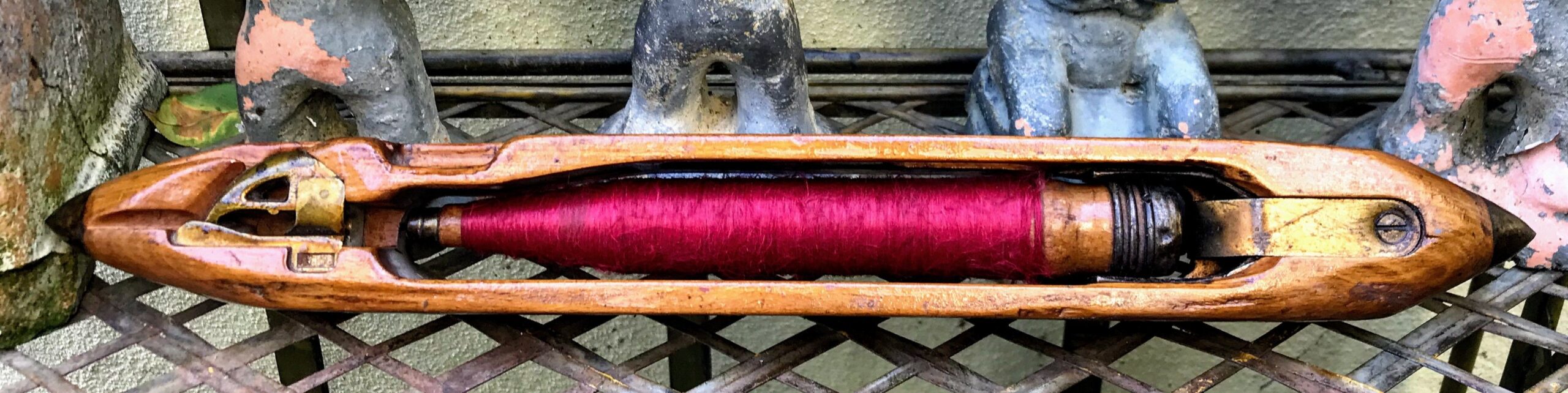 5393151886.jpg Authentieke schietspoel voor weefgetouw met klos garen
