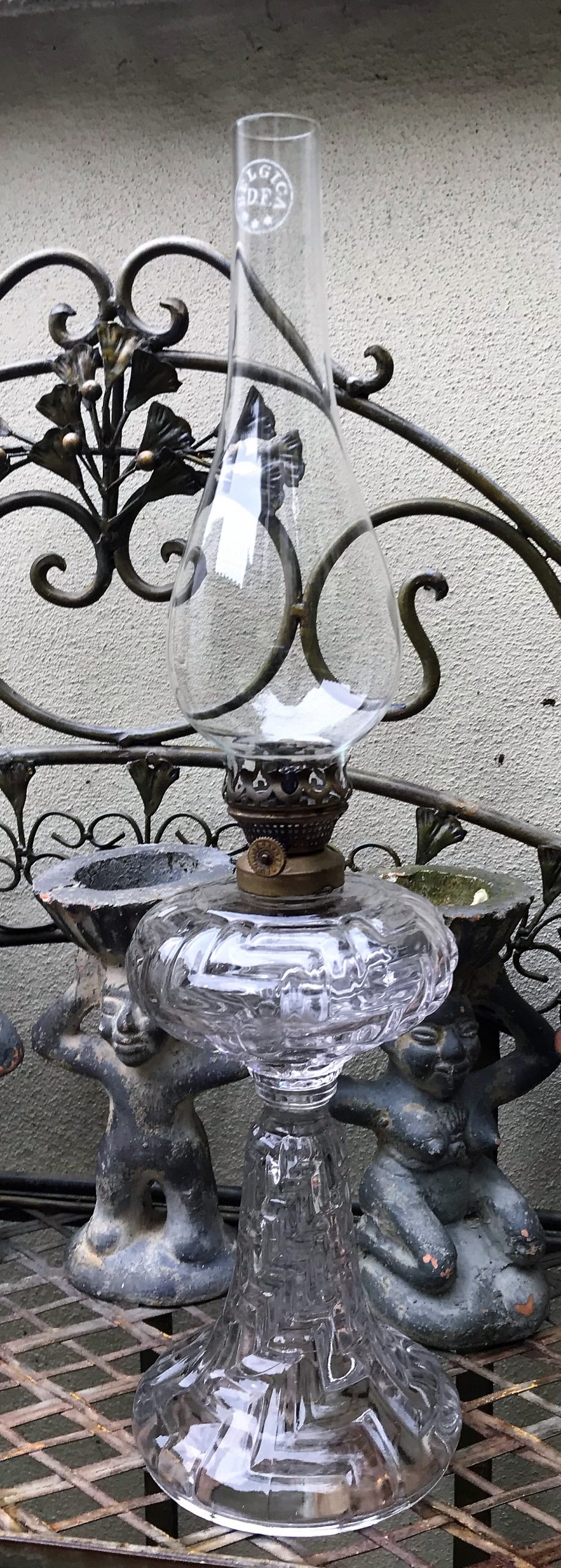 Prachtige ranke olielamp op glazen voet Lempereur & Bernard