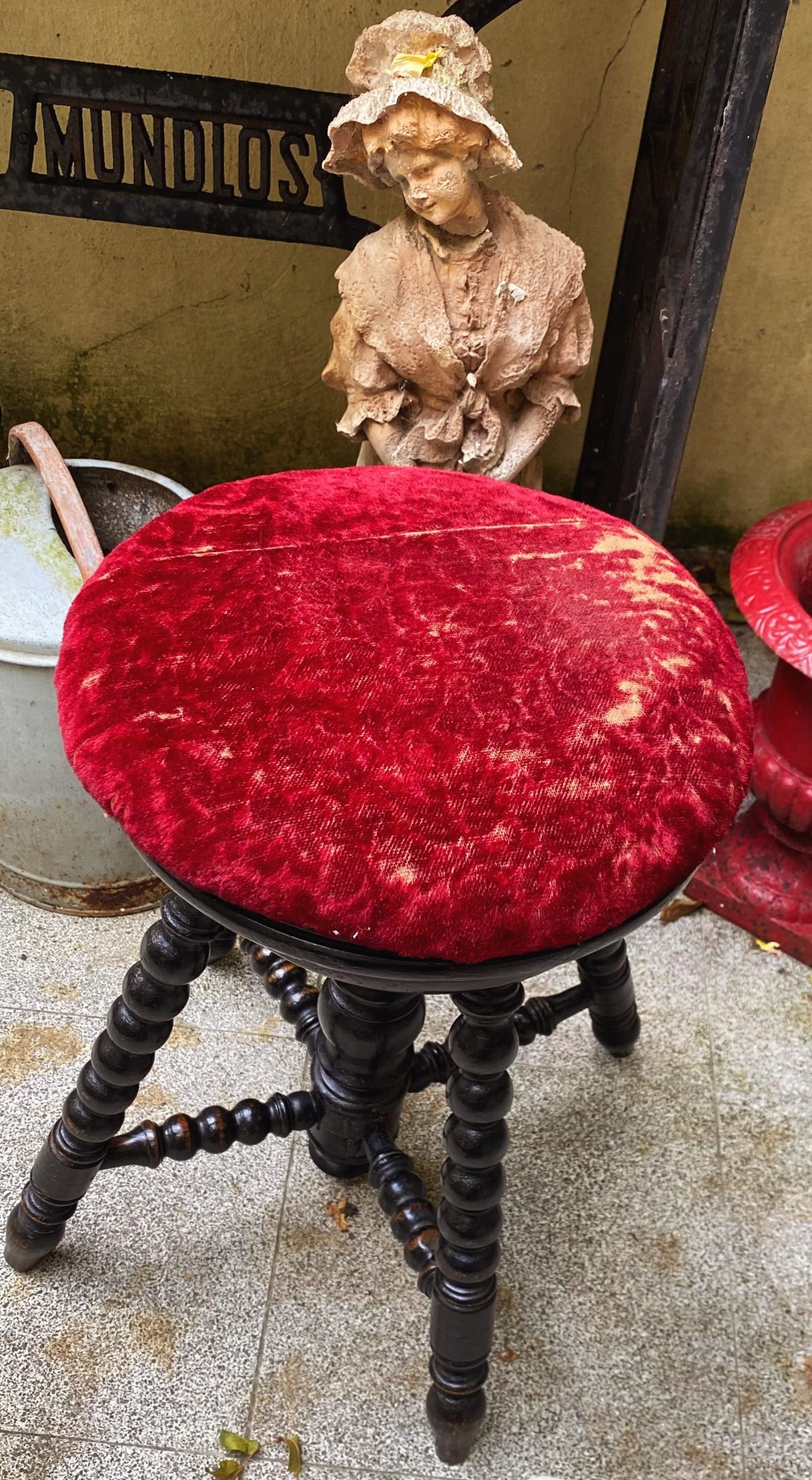 Antiek vier poot pianokrukje met originele rode veloursbekleding