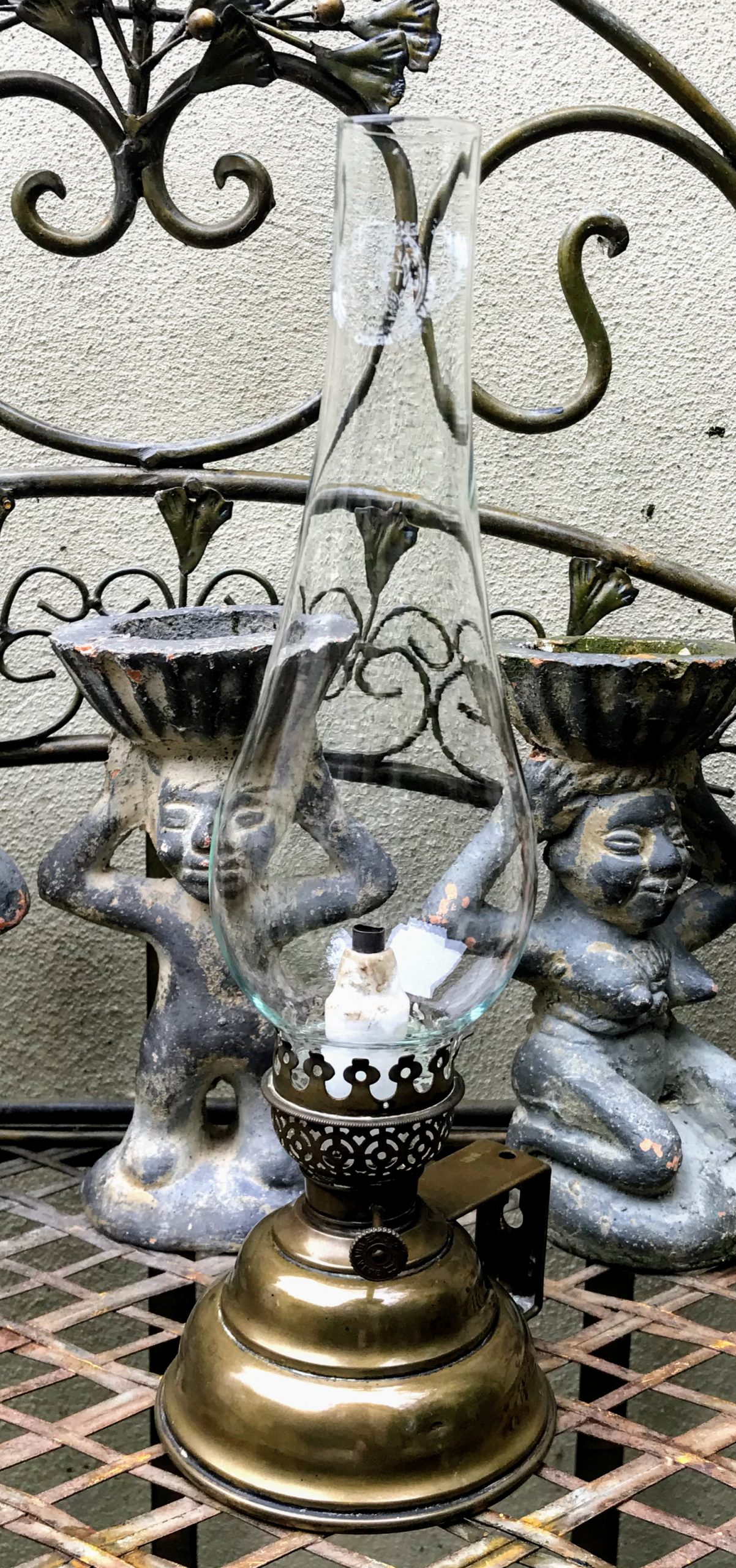 Antieke tafel of duim olielamp koper met lampglas