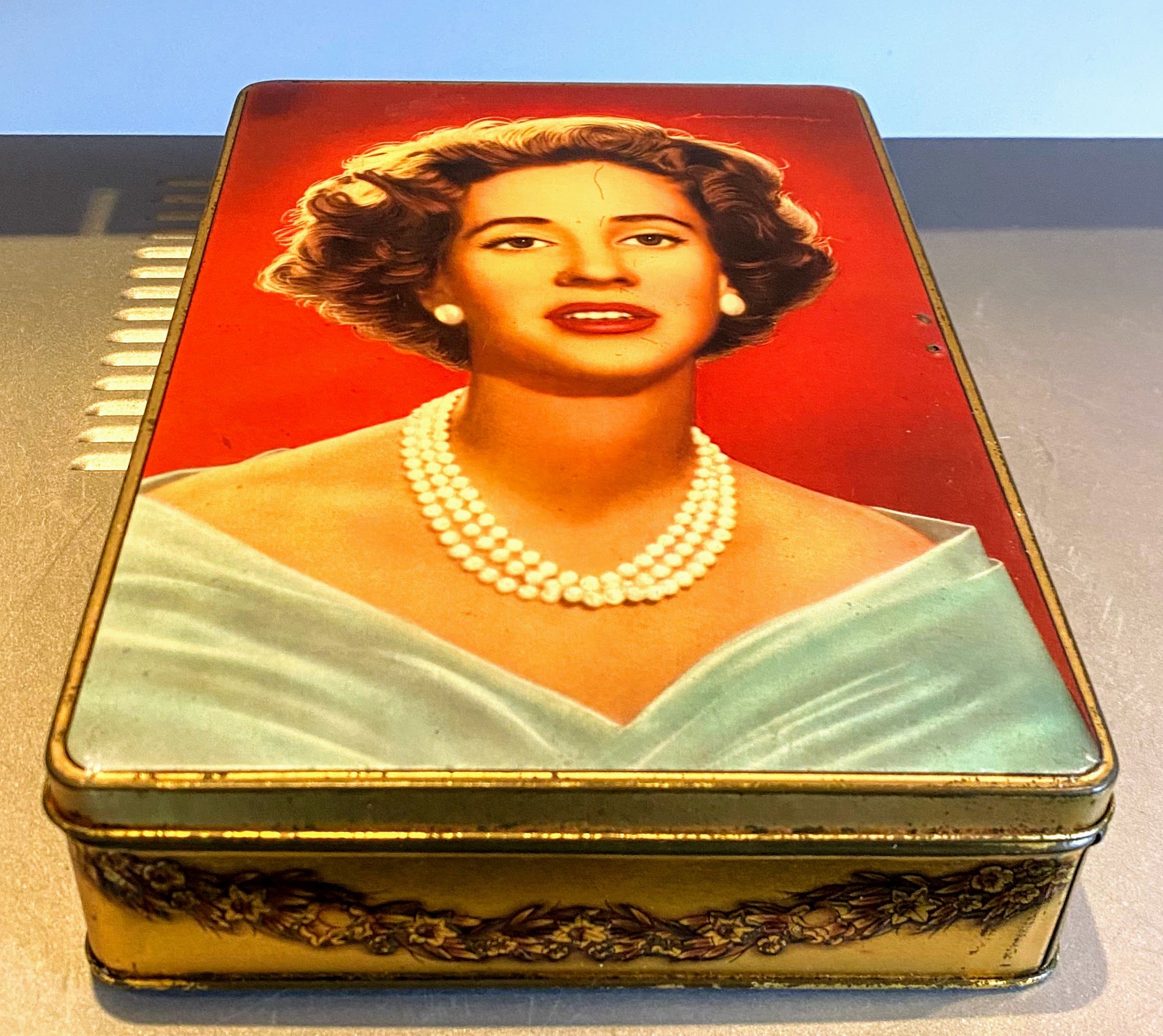 Goudkleurige blikken doos met afbeelding van Koningin Fabiola met sleuteltje