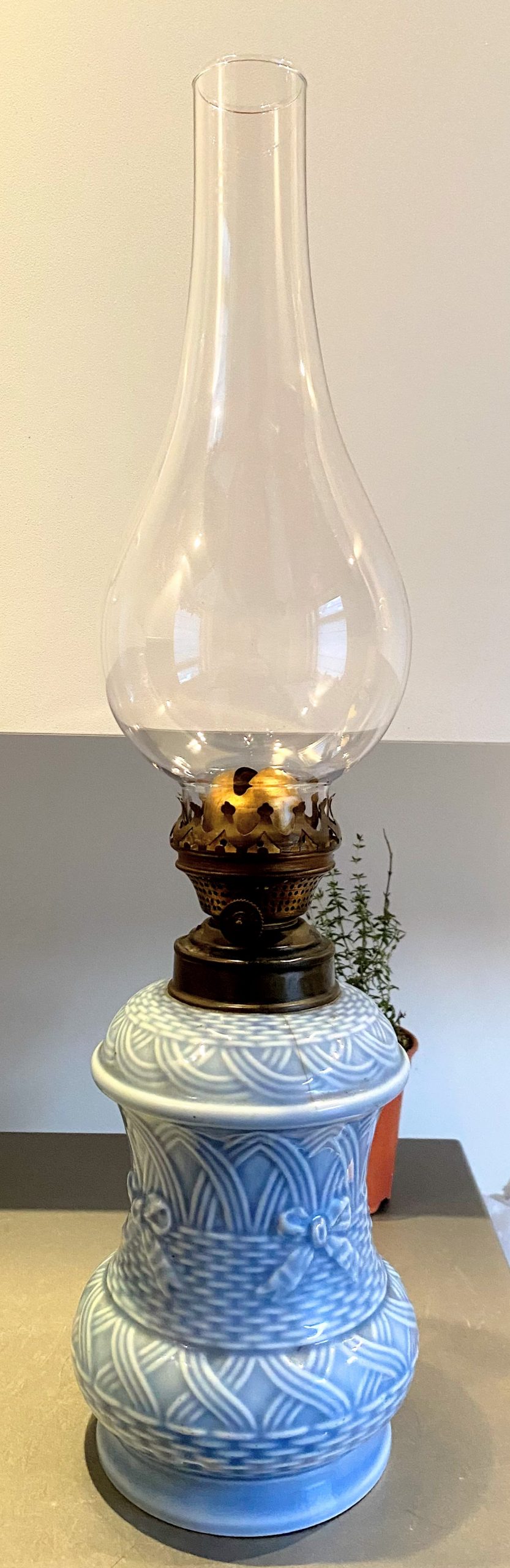 5393160151.jpg Oude olielamp L&B Brevete met lichtblauwe gedecoreerde voet in aardewerk 19de eeuw