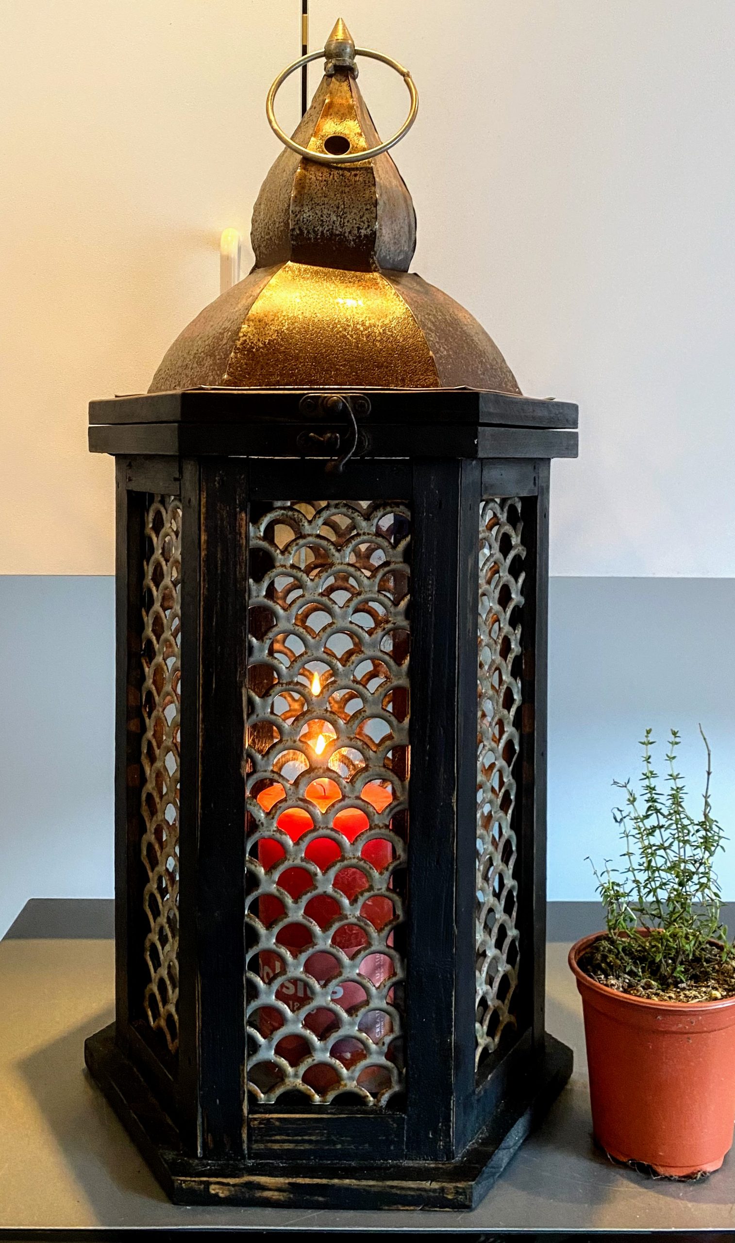 5393161890.jpg Brocante doorleefde windlicht lantaarn zeshoekig uit hout metaal en glas