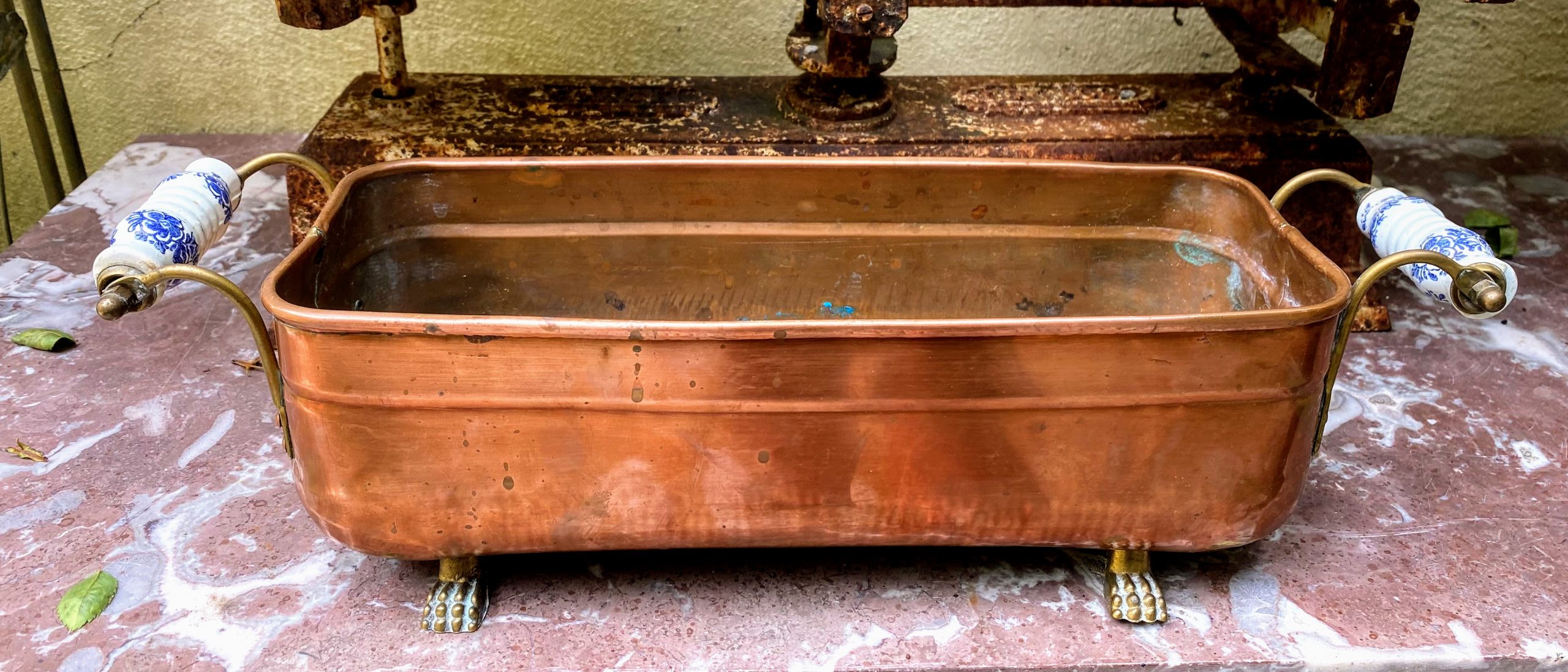 5393163116.jpg Antieke koperen jardinière op leeuwenklauwtjes met Delft porseleinen hangrepen