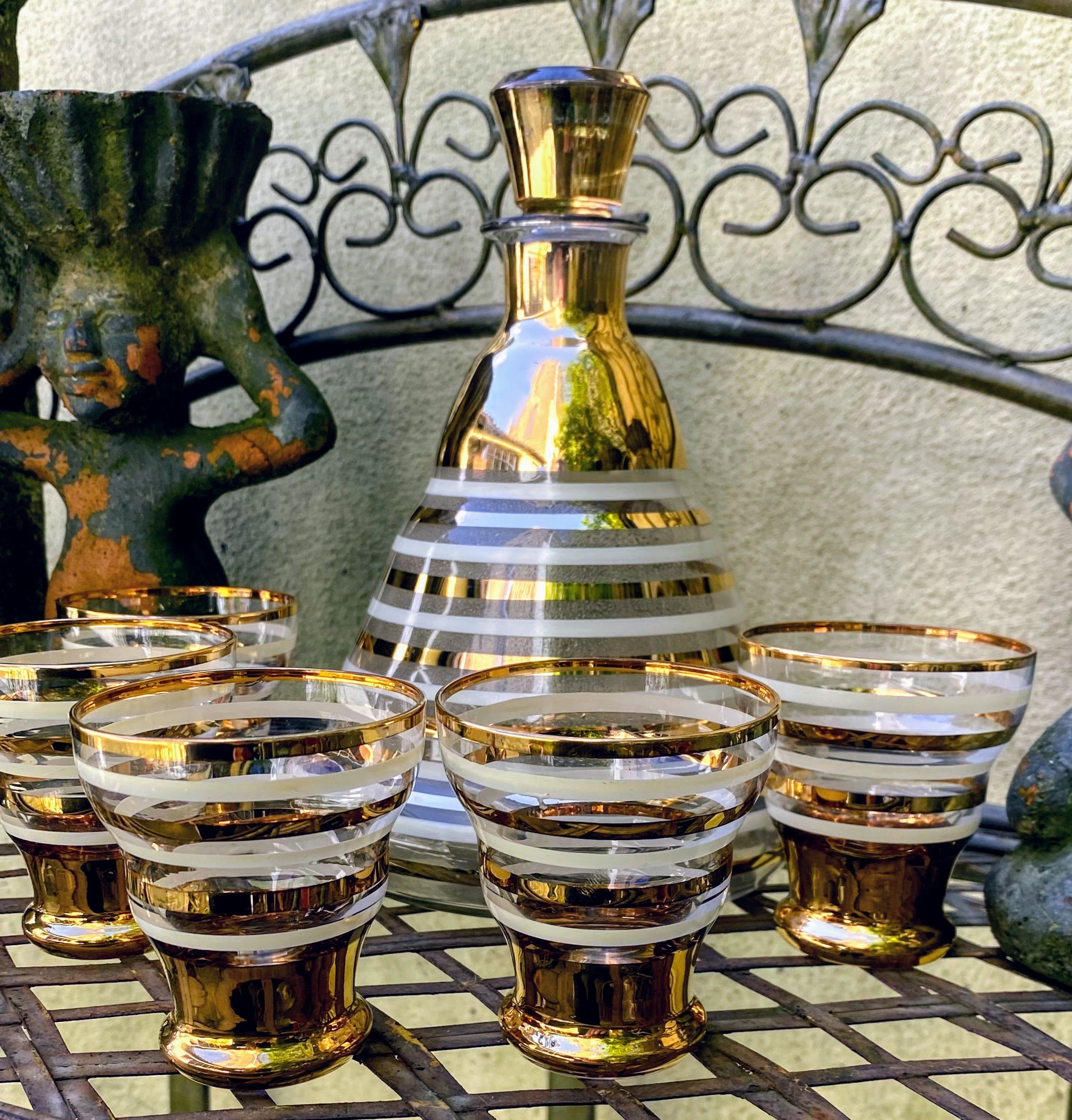Zeldzame likeur decanter met stop en 5 glaasjes in goud en wit gedecoreerd Booms glas