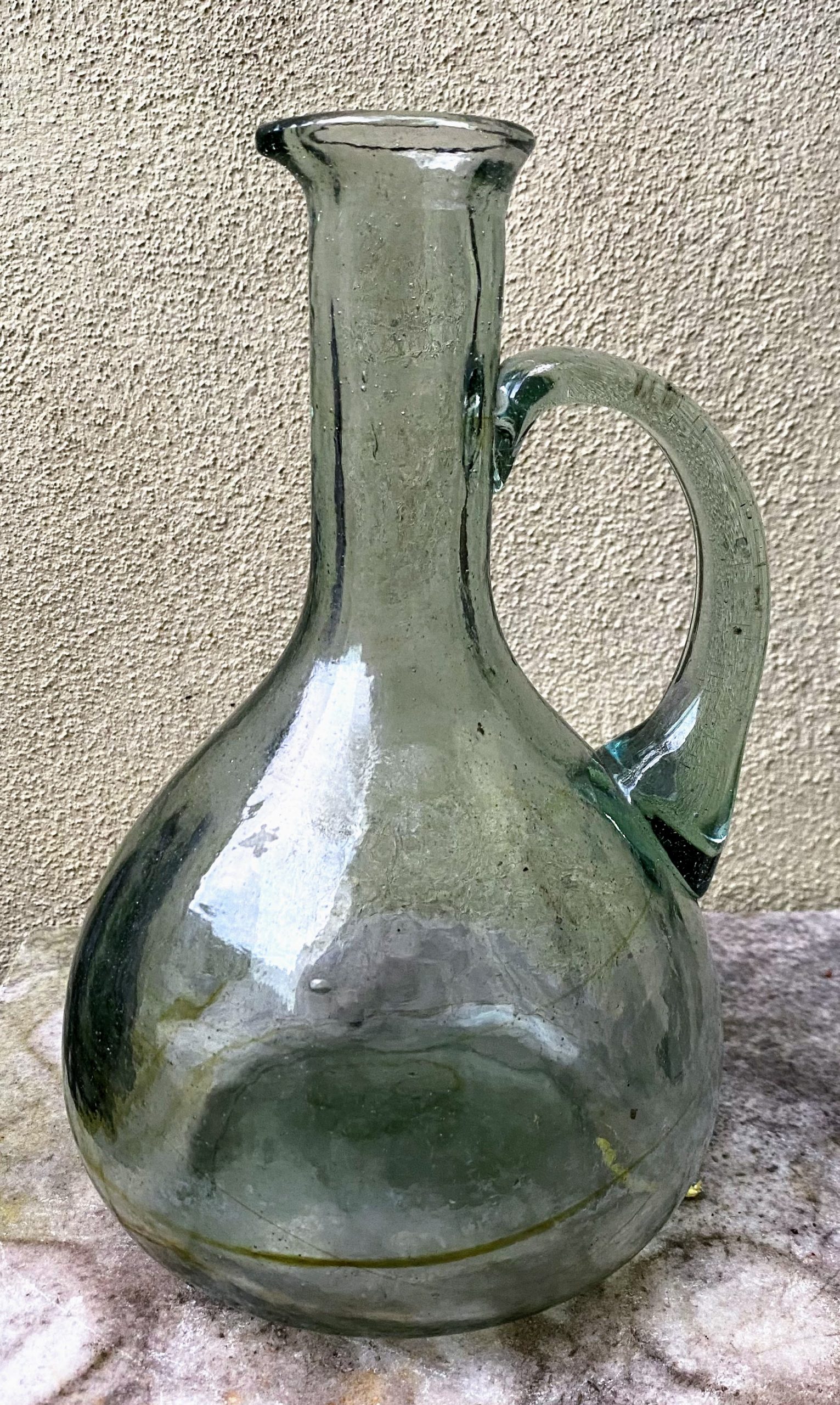 5393166497.jpg Vintage lichtgroene mondgeblazen glazen karaffles met oor