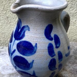 Mooi gedecoreerd Keuls aardewerk wijn - of waterkannetje 1/2L