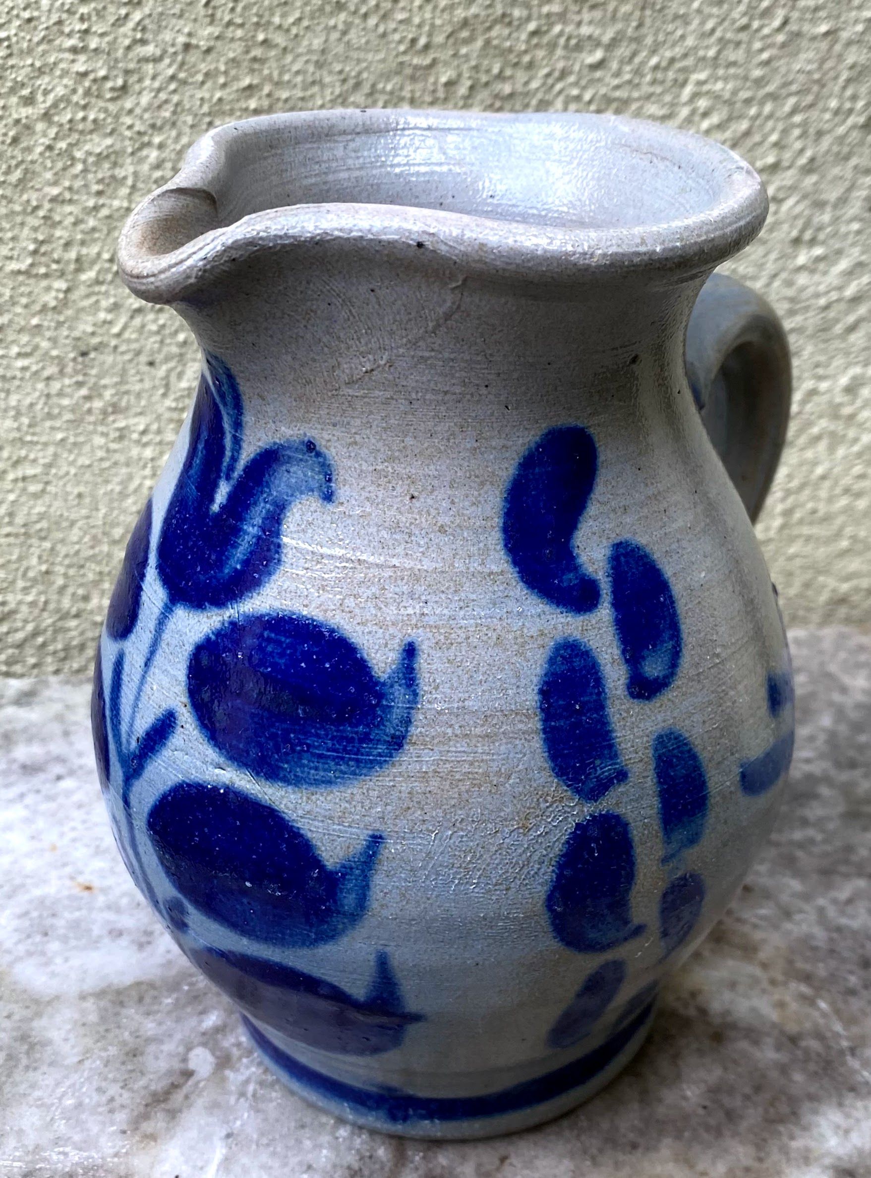 Mooi gedecoreerd Keuls aardewerk wijn - of waterkannetje 1/2L