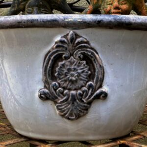 Brocante wit grijze cachepot neoklassieke look met klassieke ornamenten