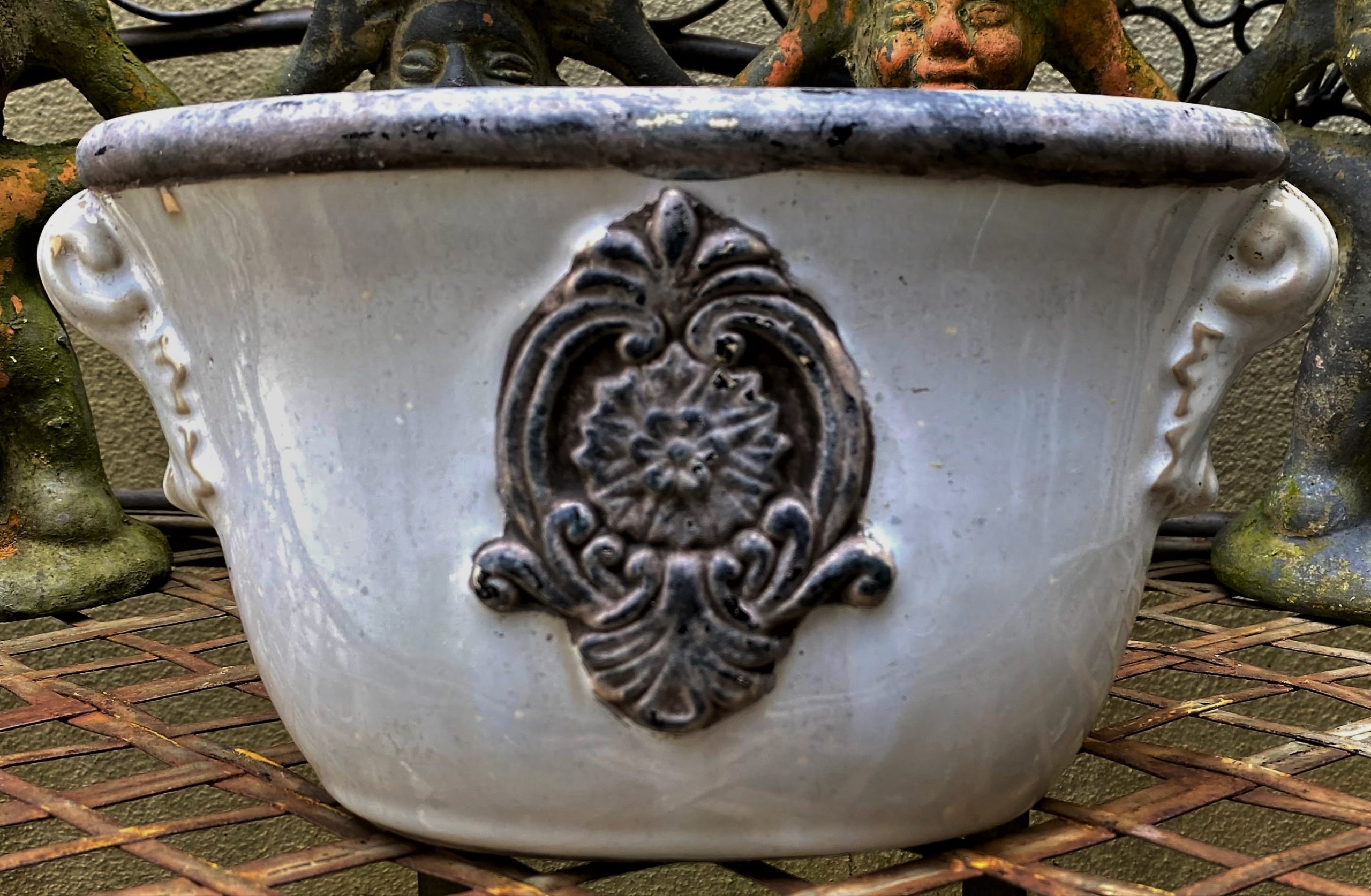 Brocante wit grijze cachepot neoklassieke look met klassieke ornamenten