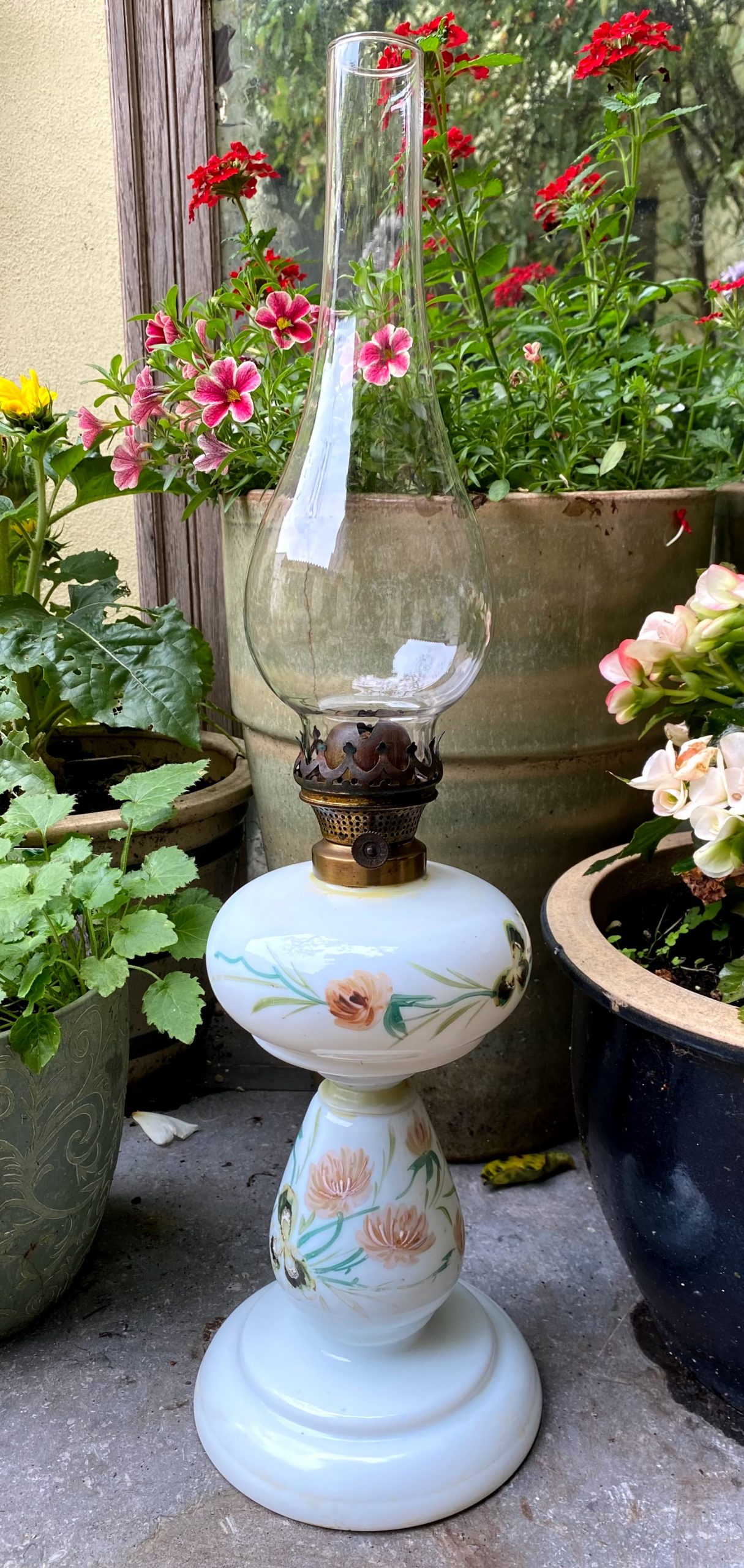 Antieke met veldbloemen geschilderde olielamp van opalineglas Brevete L&B