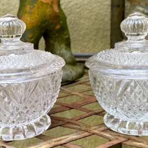Koppel in baccarat stijl geslepen glazen potjes met deksel