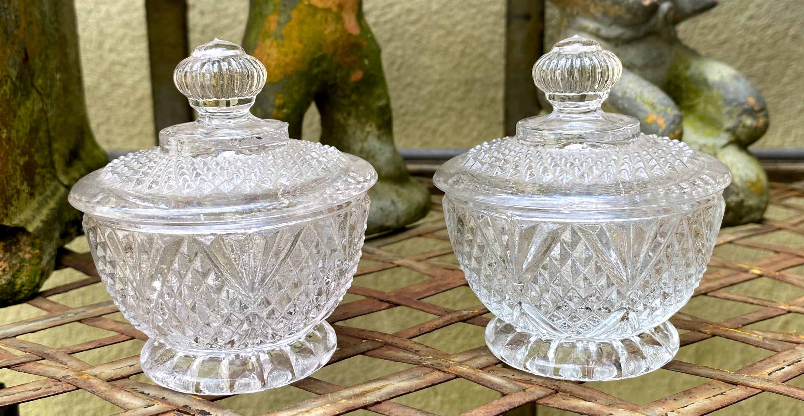 Koppel in baccarat stijl geslepen glazen potjes met deksel