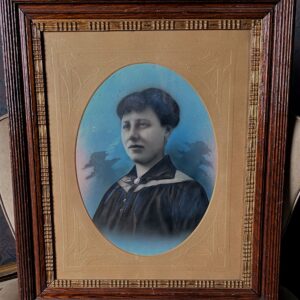 5403132895.jpg Authentieke Art Nouveau kader met portret van jonge vrouw in gedecoreerde houten omlijsting