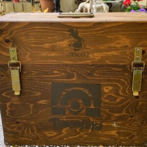 Stoere vintage kist met opdruk Ascot en Timanfaya logo