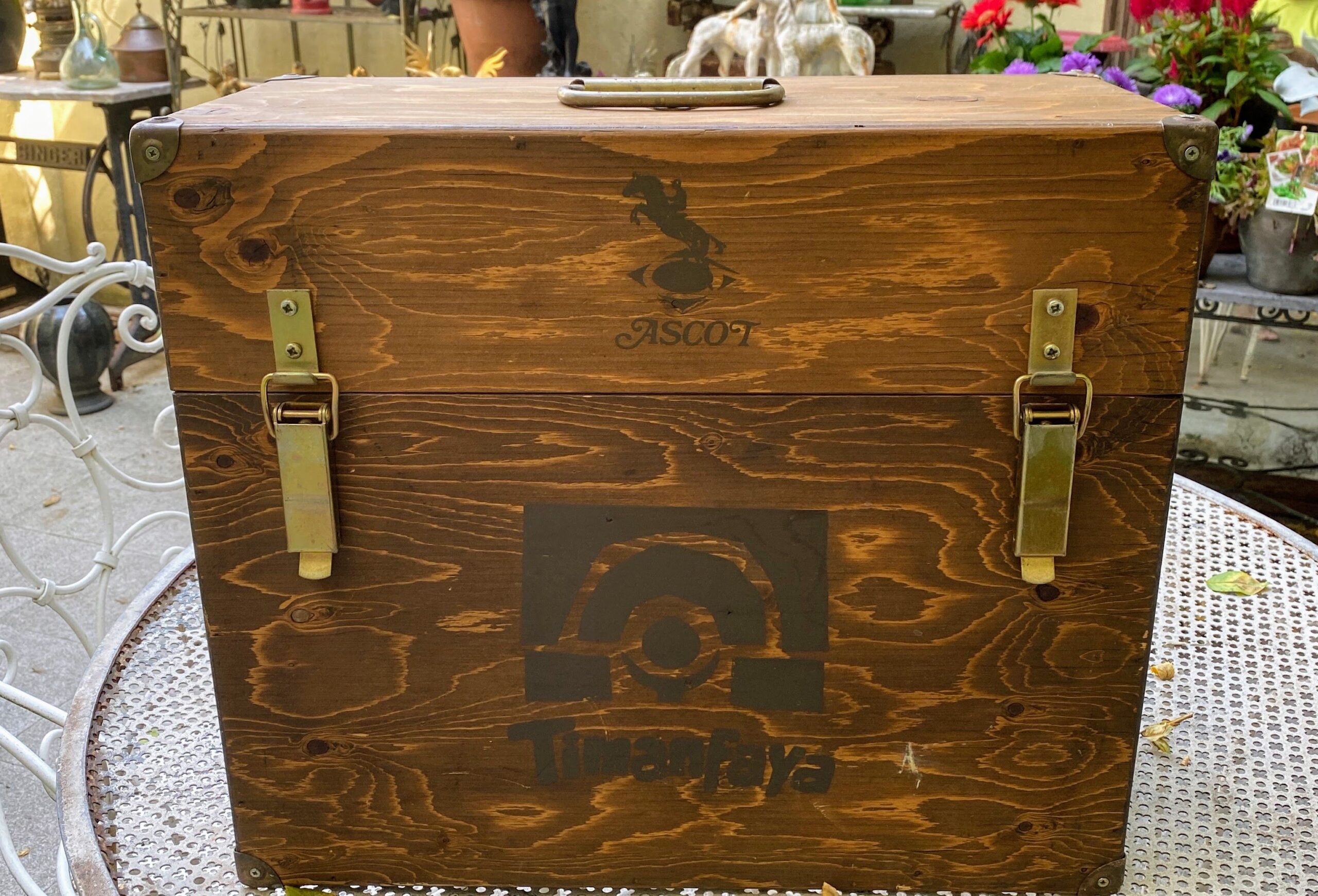 Stoere vintage kist met opdruk Ascot en Timanfaya logo