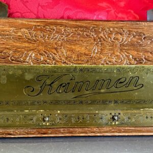 5408773130.jpg Nostalgische eikenhouten kammenbak – Messing schildje en koperen houders