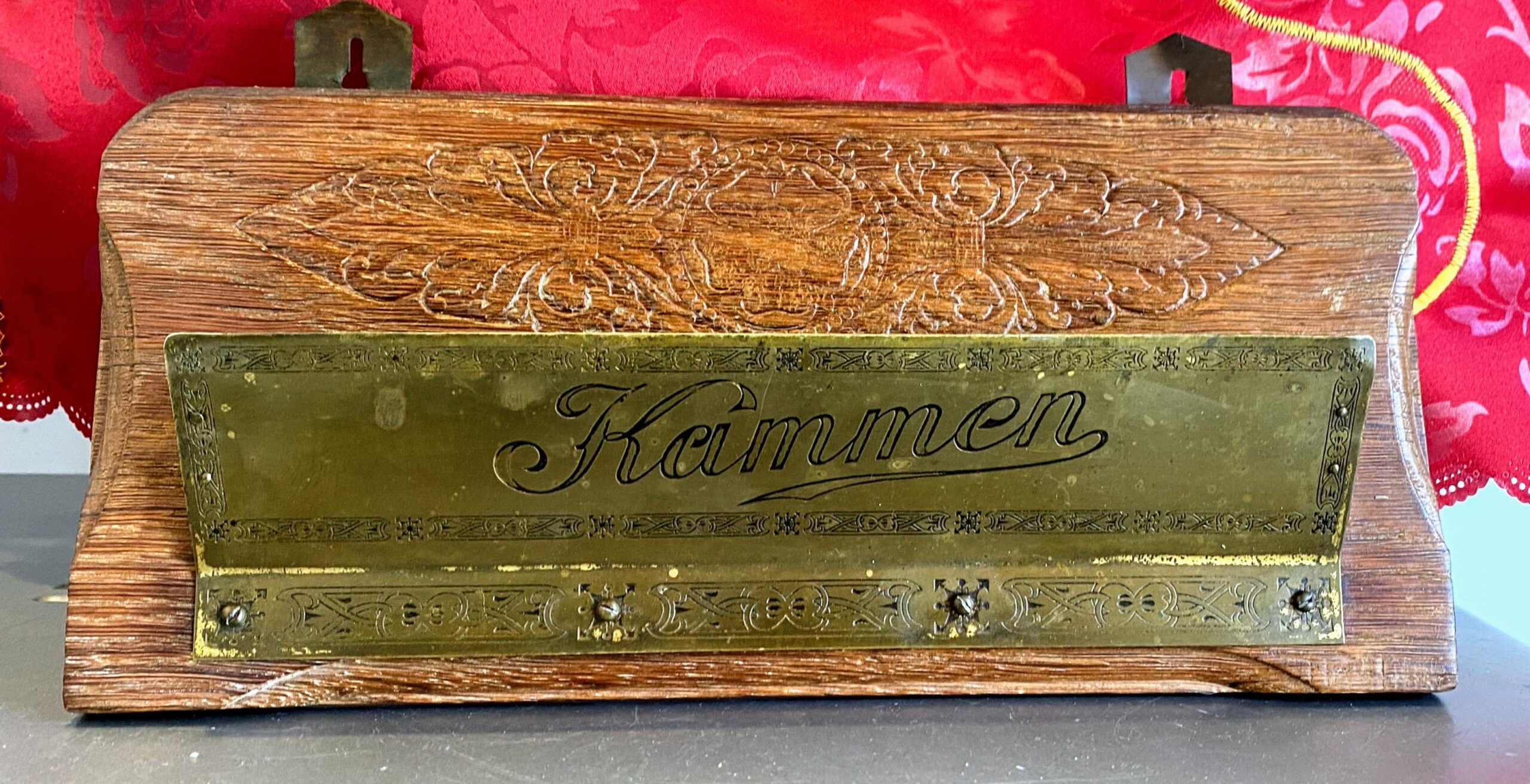 5408773130.jpg Nostalgische eikenhouten kammenbak – Messing schildje en koperen houders