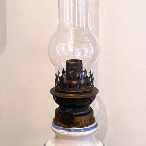 5408803423.jpg Oude olielamp met bloemen gedecoreerde voet in aardewerk 19de eeuw
