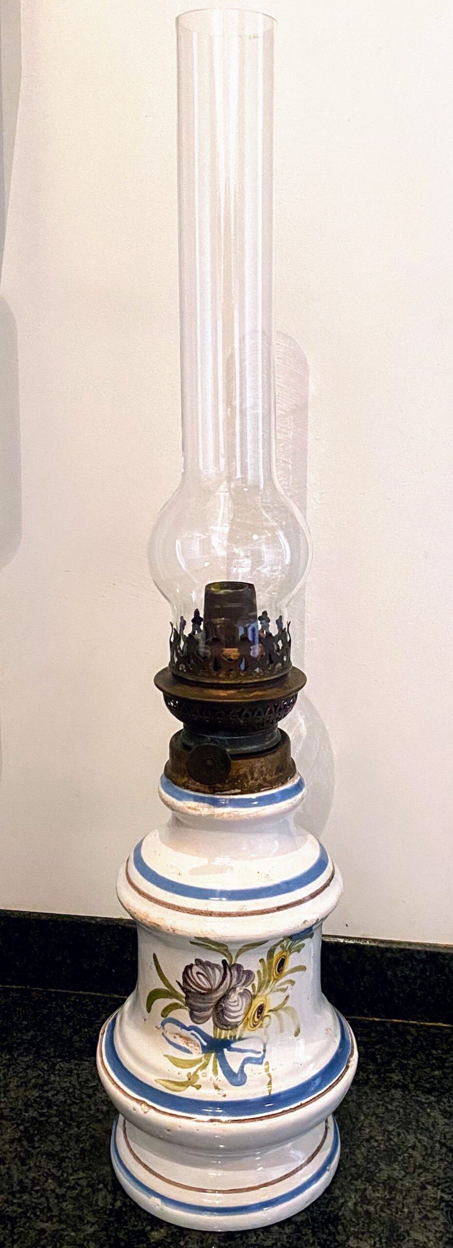 5408803423.jpg Oude olielamp met bloemen gedecoreerde voet in aardewerk 19de eeuw