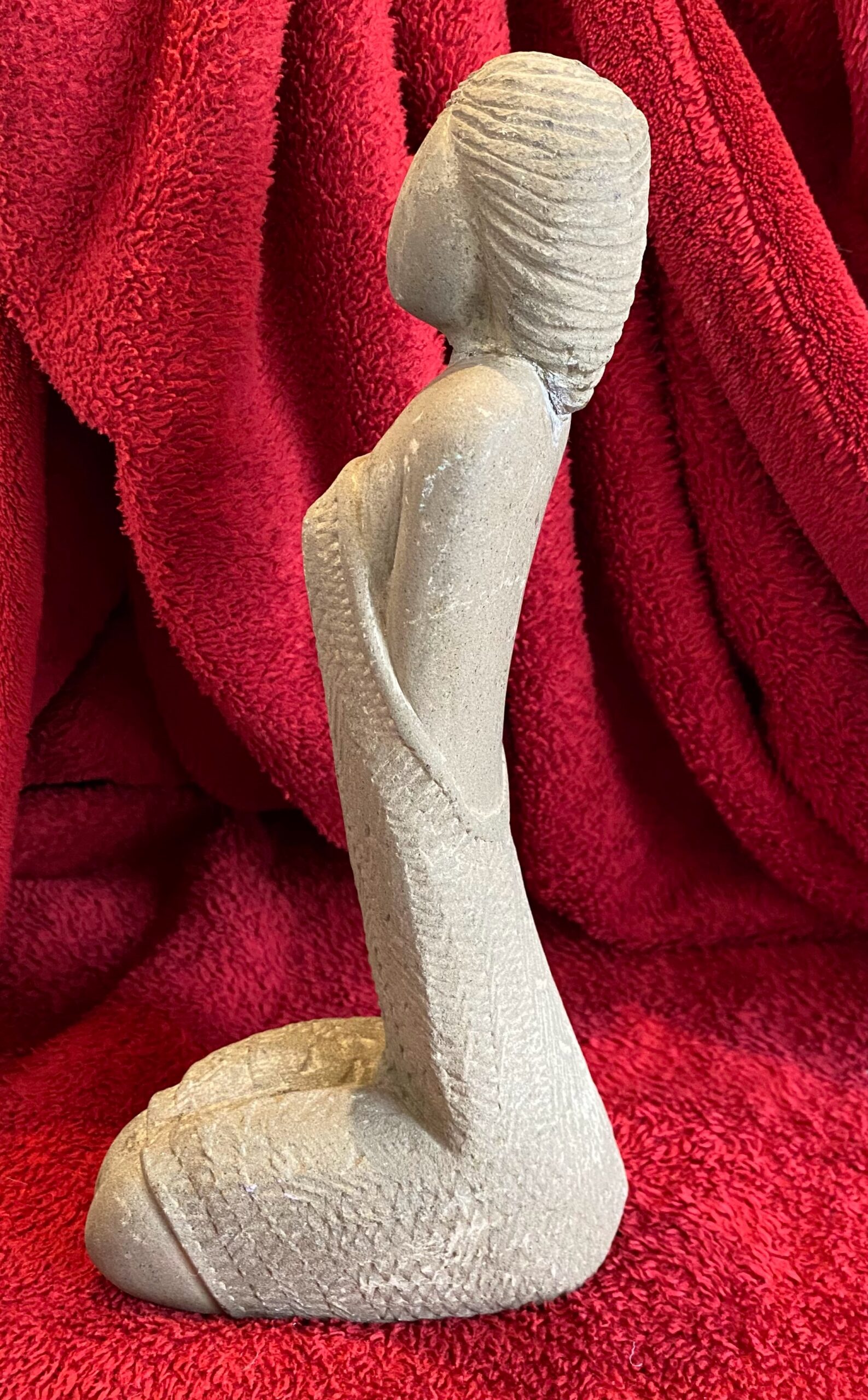 5418758267.jpg Decoratieve stenen sculptuur – Elegante en stijlvol zittende etnische vrouw ca. 1950