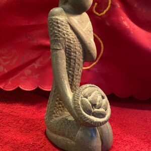 ​Decoratieve stenen sculptuur – Etnische vrouw met broodjesmand ca. 1950