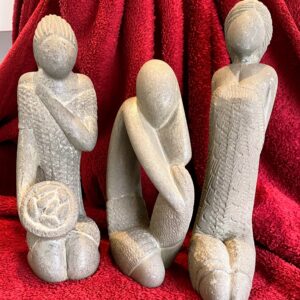 ​Triptiek van gestileerde stenen sculpturen – ca. 1950
