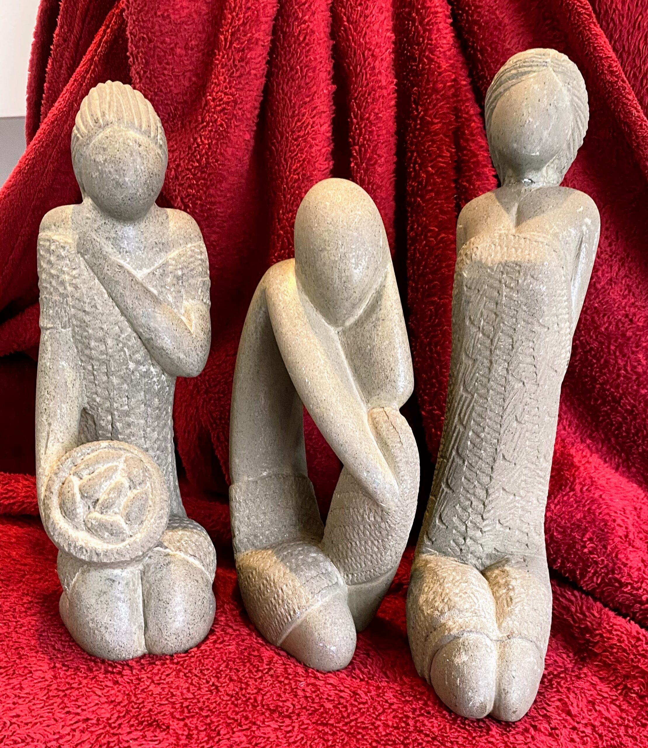 5418847153.jpg Triptiek van gestileerde stenen sculpturen – ca. 1950