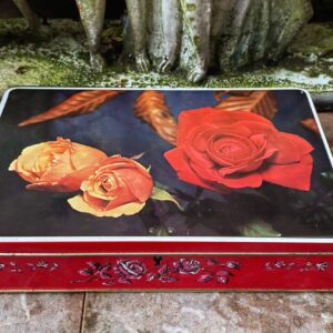 5420949300.jpg Vintage blik Jacques superchocolade – rode en oranje rozen met sleuteltje