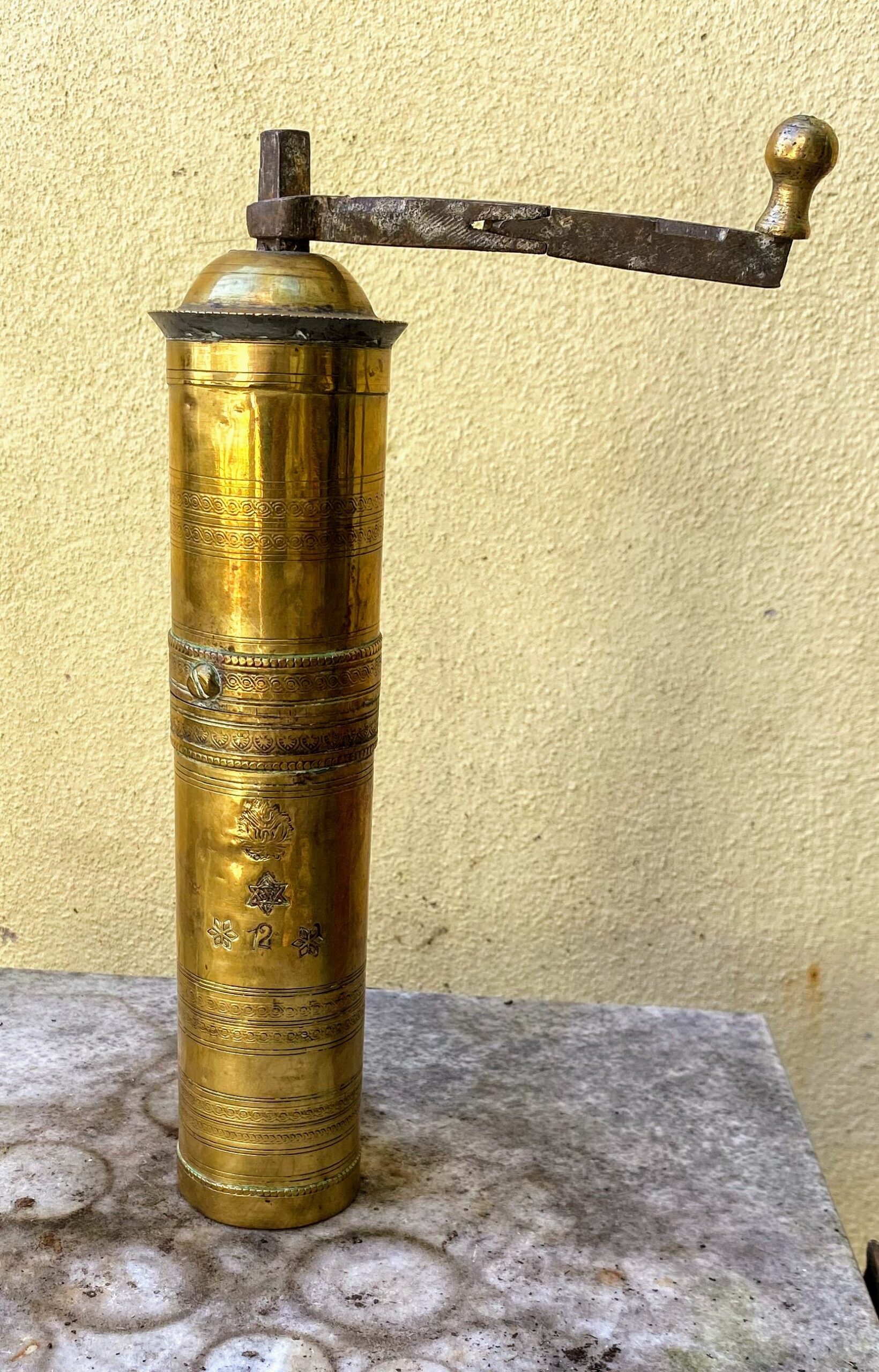 Antieke oosterse cylindrische koffiemolen met hendel – eind 19e eeuw, ca. 1880