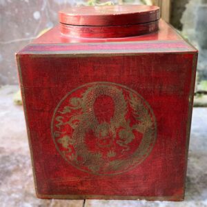 Antieke grote rode houten theebox met gouden drakenmotieven – ca. eind 19e / begin 20e eeuw