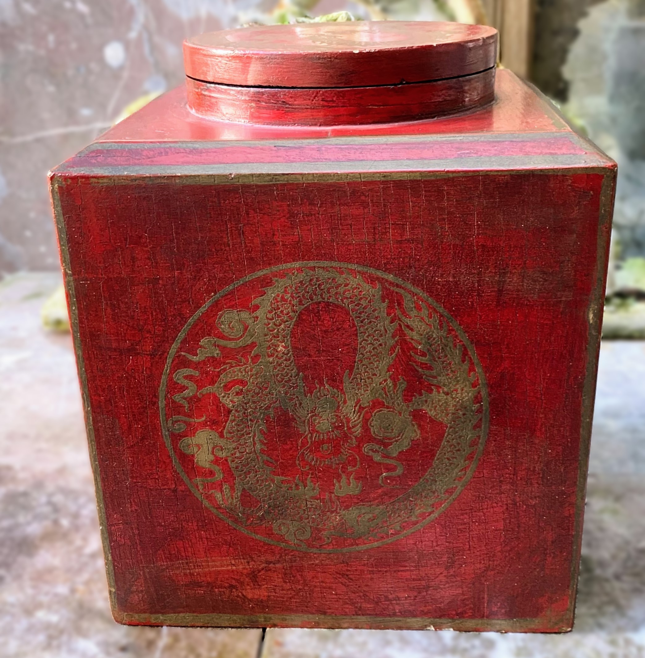 5421709340.jpg Antieke grote rode houten theebox met gouden drakenmotieven – ca. eind 19e / begin 20e eeuw