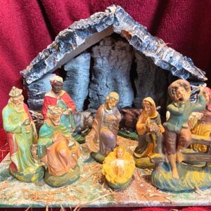 Antieke Kerststal in wanden van kurkschors met 10 handbeschilderde figuren en dieren in papier maché ca 1910 - 1920