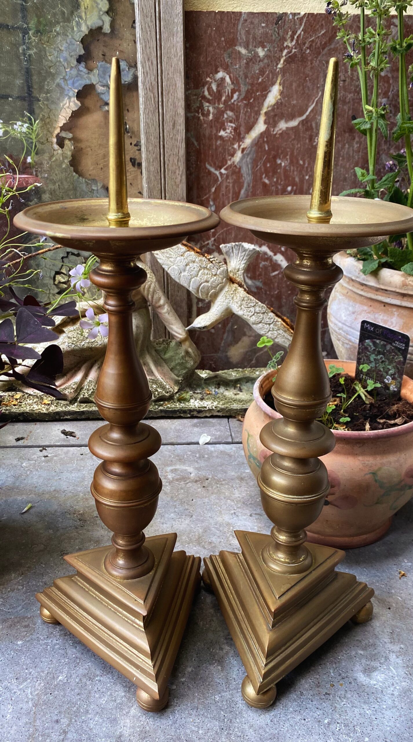 5430060068.jpg Antieke bronzen kerk penkandelaren – Vlaams driepoot balustervorm, eind 19de eeuw
