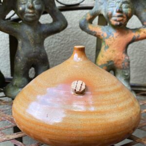5430110279.jpg Zeldzame uivormige steengoed olielamp – bruin en okergeel geglazuurd, een handgemaakt en kunstzinnig olielampje uit de jaren '70
