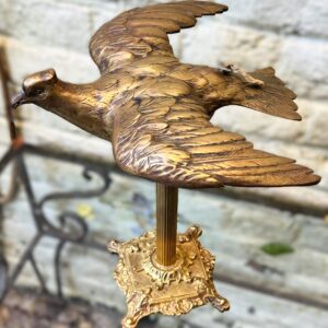 Bronzen duif‑olielamp op Korinthische zuil – 19e eeuw