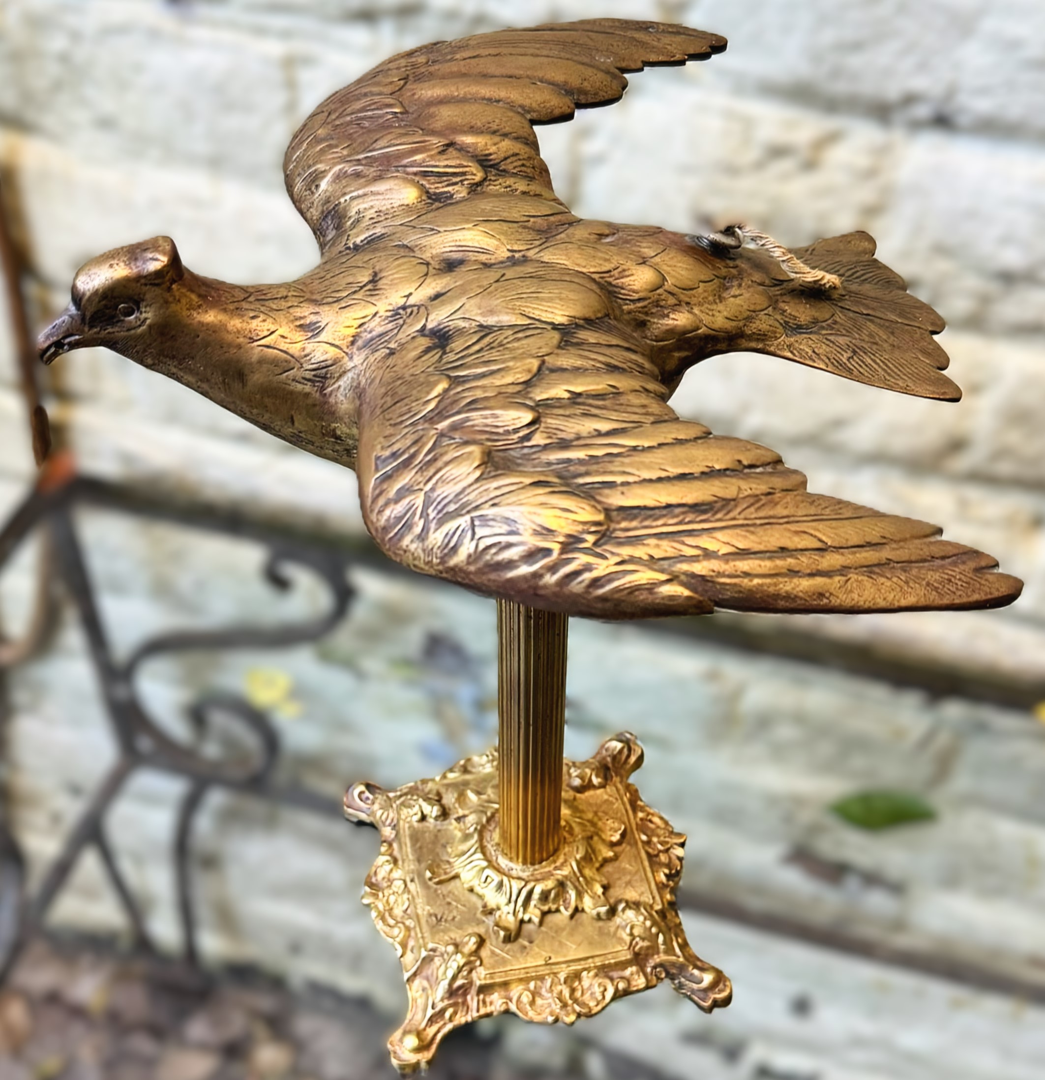 Bronzen duif‑olielamp op Korinthische zuil – 19e eeuw