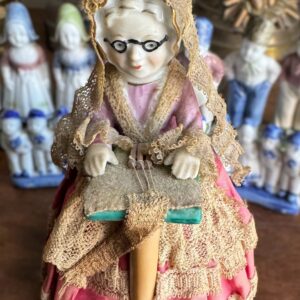 Vintage porseleinen beeldje van kantklossende grootmoeder met sierlijke jurk met kanten details – ca. 1950