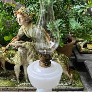 Antieke melkwitte Opaline Olielamp Lempereur en Bernard, ca. eind 19e eeuw