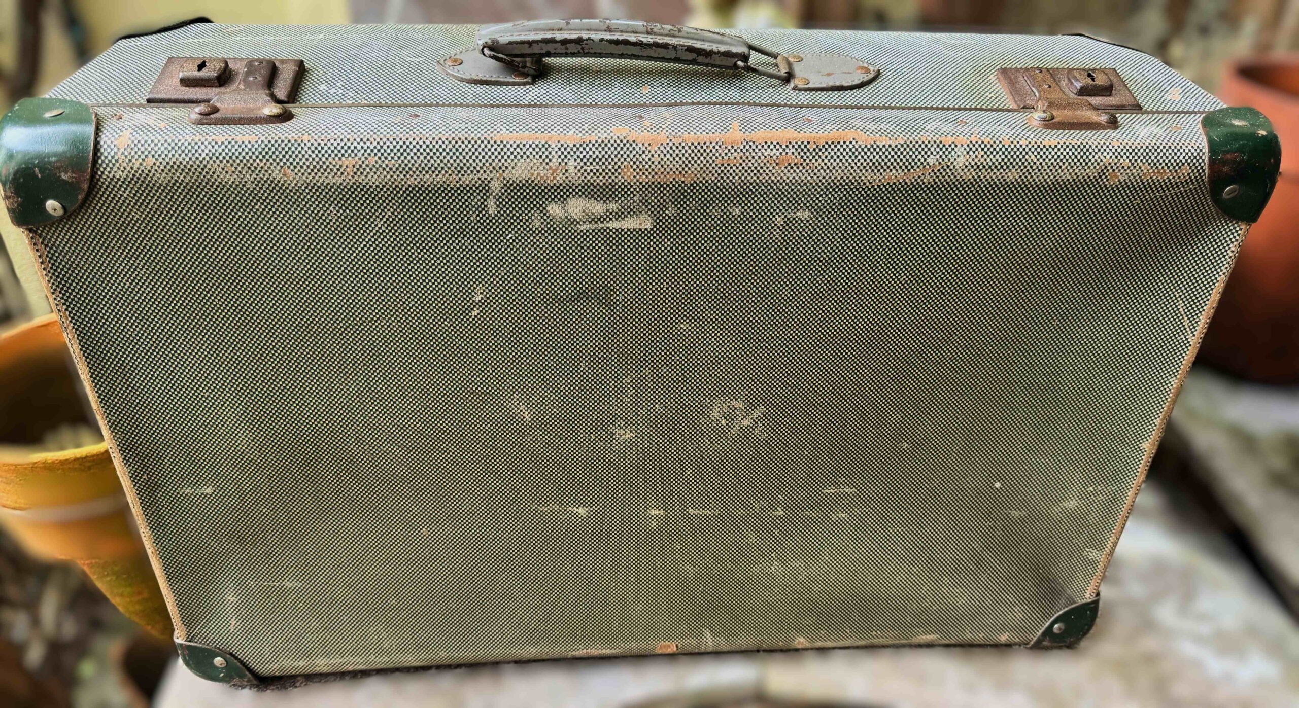 5443235906.jpg Vintage groenwit gespikkelde reiskoffer in hardkarton met metalen verstevigingen – jaren 1930‑40