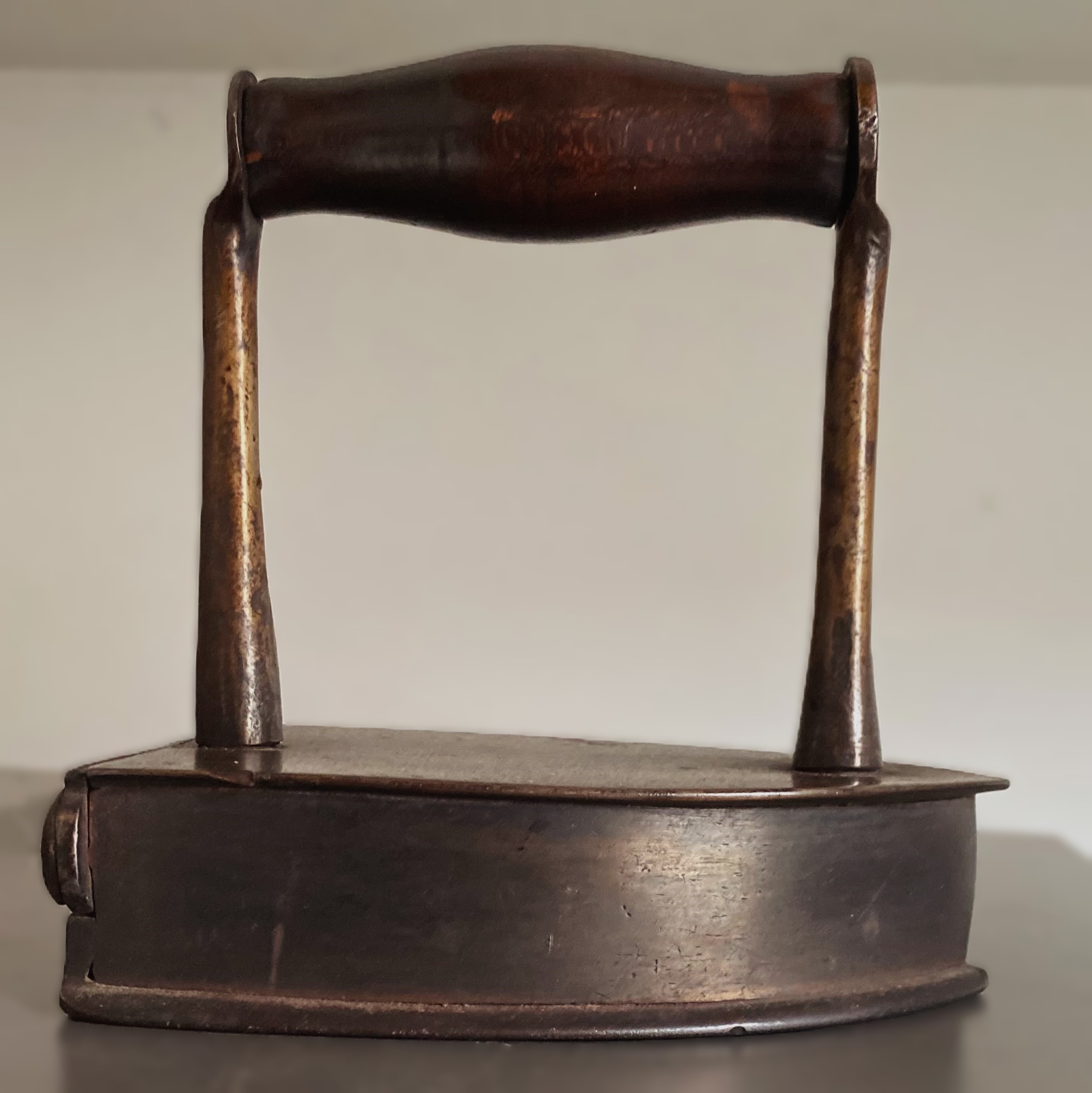 5443785304.jpg Antiek strijkijzer of doosijzer met binnenin verwarmingselement – ca. 1900