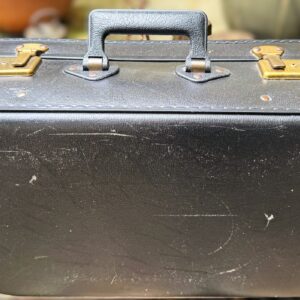 5443830900.jpg Vintage kleine handkoffer van zwart skai leer met vergulde slotjes – begin 20e eeuw