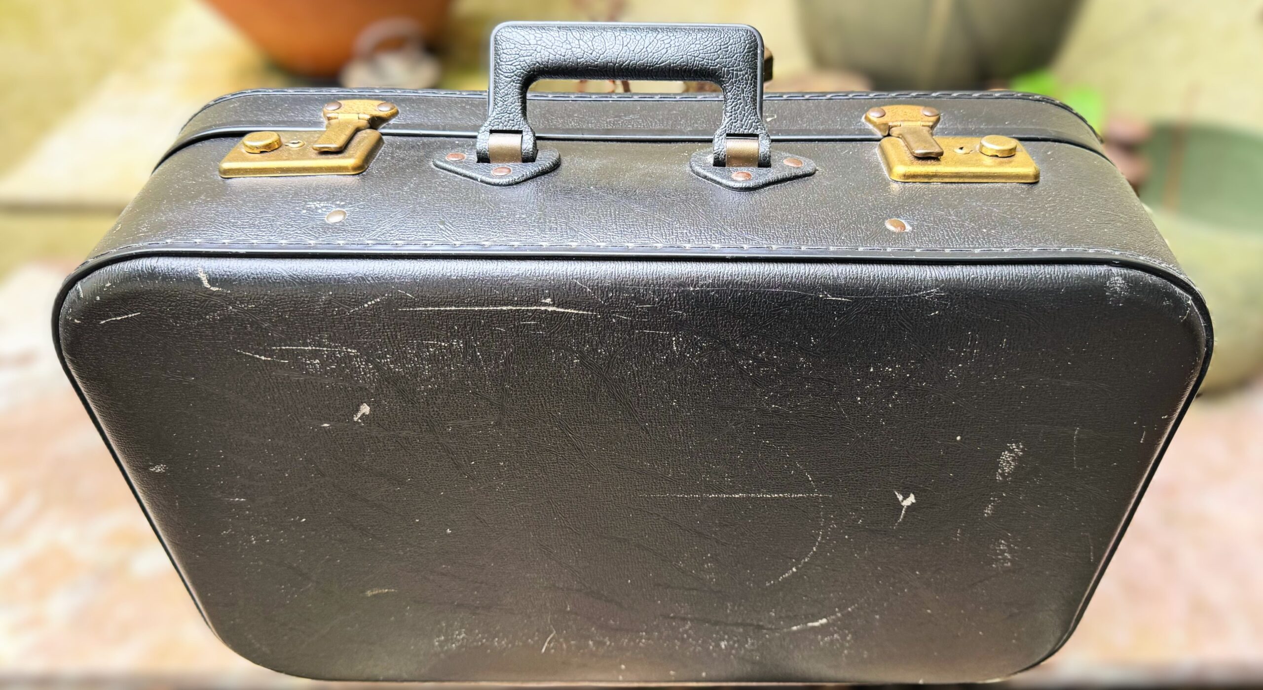 5443830900.jpg Vintage kleine handkoffer van zwart skai leer met vergulde slotjes – begin 20e eeuw